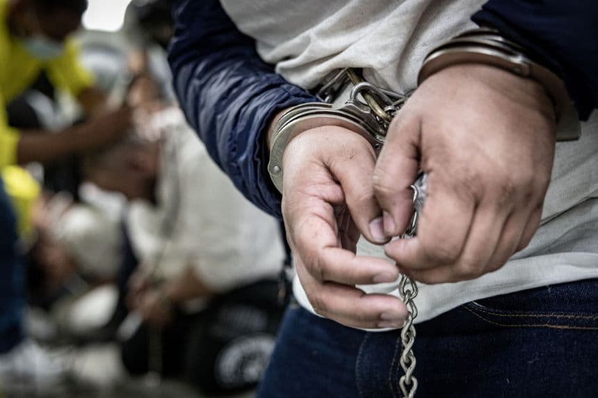 En esta foto proporcionada por el Gobierno salvadoreño, se ve de cerca las esposas colocadas en las manos de un recluso recién ingresado presuntamente vinculado a organizaciones criminales en el CECOT el 16 de marzo de 2025 en Tecoluca, El Salvador. (Gobierno salvadoreño a través de Getty Images)