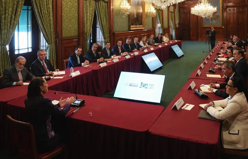 Fotografía cedida por la Presidencia de México, de la mandataria mexicana, Claudia Sheinbaum (c), hablando en una reunión de trabajo con su gabinete y empresarios este miércoles, en el Palacio Nacional en Ciudad de México (EFE/ Presidencia de México)