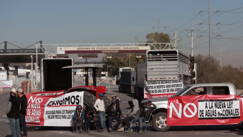 Agricultores bloquean puentes fronterizos en protesta por la nueva Ley de Aguas