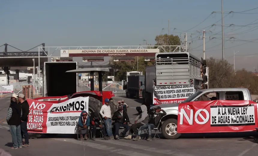 Agricultores bloquean el Puente Internacional Zaragoza durante una protesta en contra de la nueva Ley de Aguas Nacionales este miércoles, en Ciudad Juárez (EFE/Luis Torres)