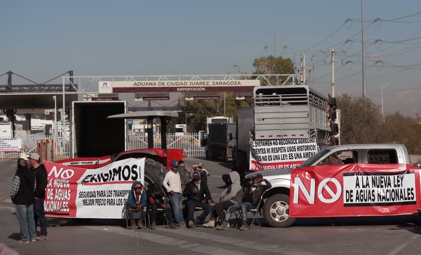 Agricultores bloquean puentes fronterizos en protesta por la nueva Ley de Aguas
