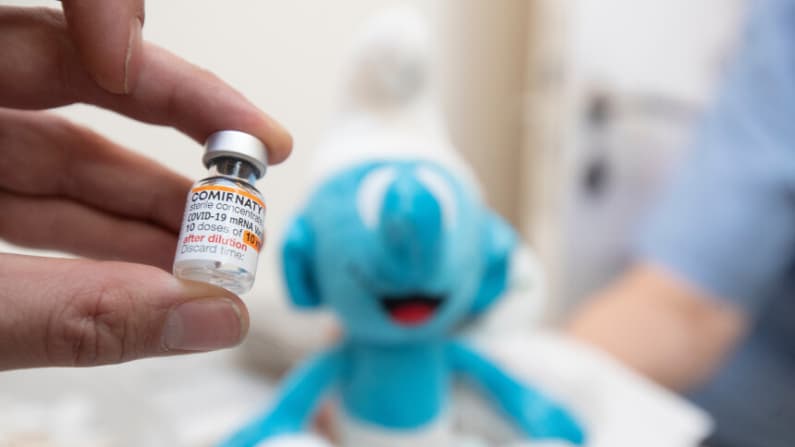 Departamento de Salud de EE. UU. investiga a escuela por vacunar a un niño sin permiso de sus padres