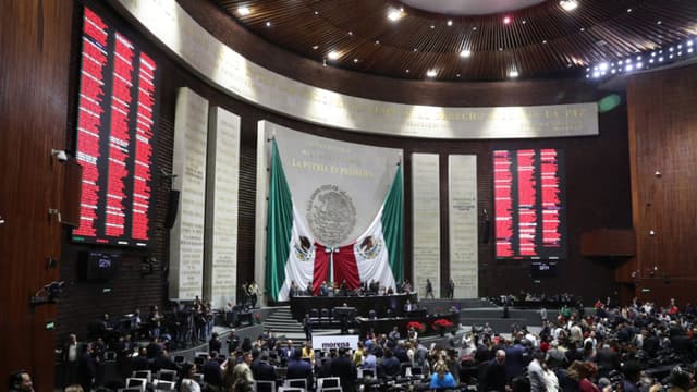Fotografía cedida por la Cámara de Diputados de México durante una sesión ordinaria del organismo este miércoles, en la Ciudad de México. La Cámara de Diputados aprobó en lo general el dictamen que expide una nueva Ley General de Aguas y reforma la Ley de Aguas Nacionales. (EFE/Cámara de Diputados)