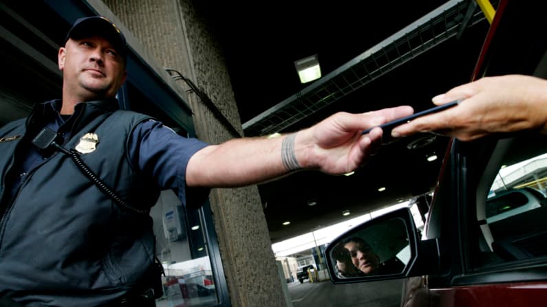 Pierden visa de EE. UU. empleados de empresa mexicana de transporte por facilitar la inmigración ilegal