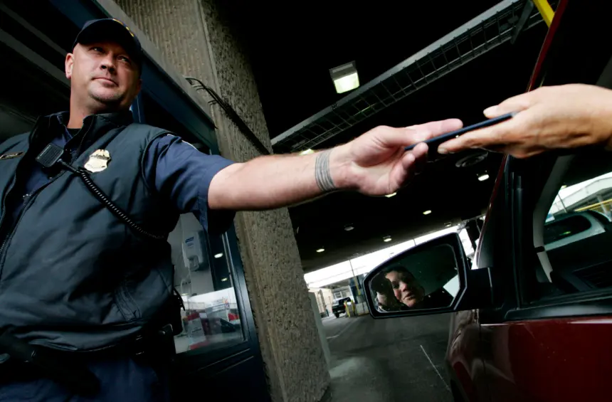 Agente de inmigración de Estados Unidos en labores de inmigración.(Sandy Huffaker/Getty Images)