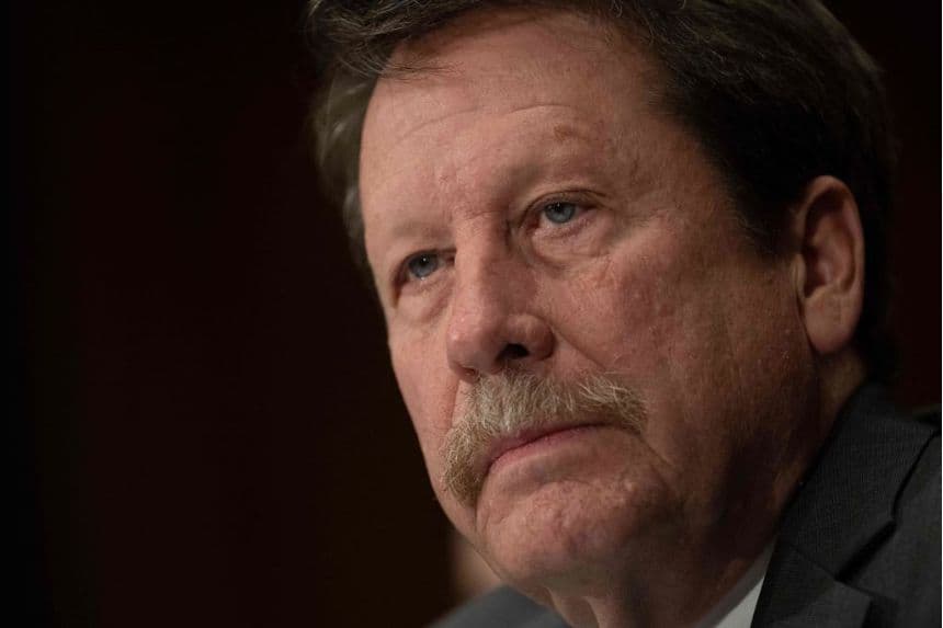 El excomisionado de la Administración de Alimentos y Medicamentos, Robert Califf, el 4 de mayo de 2023. (JIM WATSON/AFP vía Getty Images)