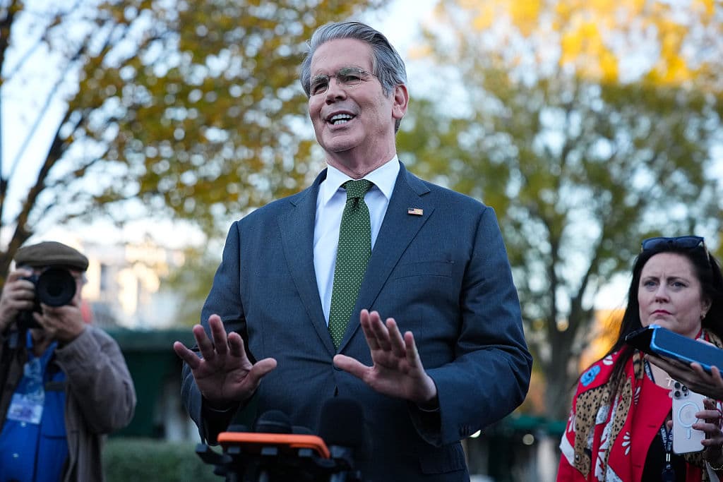 El secretario del Tesoro de EE. UU., Scott Bessent, habla con los medios de comunicación frente a la Casa Blanca el 5 de noviembre de 2025 en Washington, D.C. (Foto de Andrew Harnik/Getty Images)