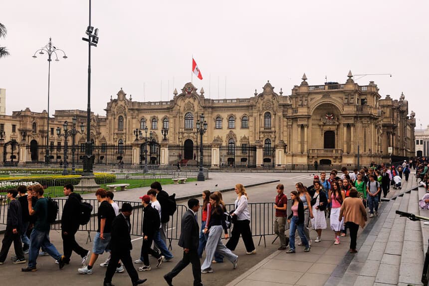 La gente pasa por la Plaza Mayor de Lima, junto al Palacio de Gobierno, el 10 de octubre de 2025 en Lima, Perú. (Mariana Bazo/Getty Images)