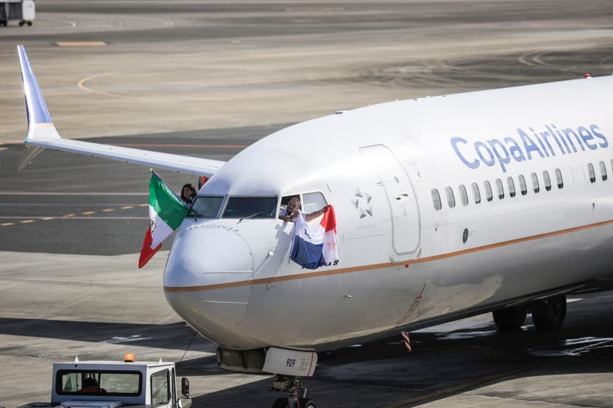 Fotografía que muestra la tripulación del vuelo CM801 durante la inauguración de la ruta a Los Cabos de la aerolínea Copa Airlines en el Aeropuerto Internacional de Tocumen este jueves, en Ciudad de Panamá (EFE/ Bienvenido Velasco)