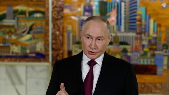 MOSCÚ (Federación Rusa), 02/12/2025.- El presidente ruso, Vladimir Putin, habla con los medios de comunicación tras asistir a una sesión plenaria del XVI Foro de Inversión VTB "Russia Calling!" en Moscú, Rusia, el 2 de diciembre de 2025. (EFE/EPA/SERGEI ILNITSKY)