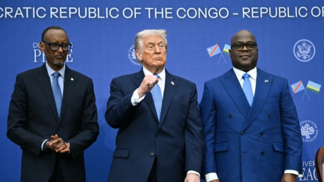 El presidente de Estados Unidos, Donald Trump (C), gesticula mientras preside la ceremonia de firma de un acuerdo de paz con el presidente de Ruanda, Paul Kagame (I), y el presidente de la República Democrática del Congo, Félix Tshisekedi (D), en el Instituto Estadounidense de la Paz, en Washington D. C., el 4 de diciembre de 2025. (ANDREW CABALLERO-REYNOLDS / AFP a través de Getty Images)