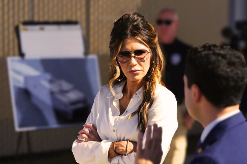 La secretaria de Seguridad Nacional de EE. UU., Kristi Noem, participa en una sesión informativa en los Centros Federales de Formación Policial, el 7 de noviembre de 2025, en North Charleston, Carolina del Sur. (Alex Brandon-Pool/Getty Images)
