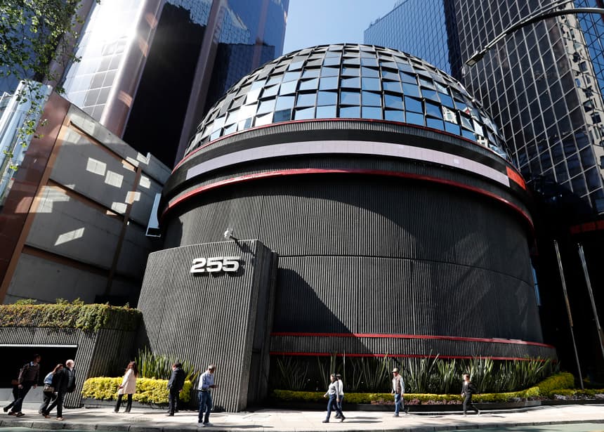 Bolsa mexicana avanza 0.18% y toca 63,714 puntos, en sintonía con los mercados globales