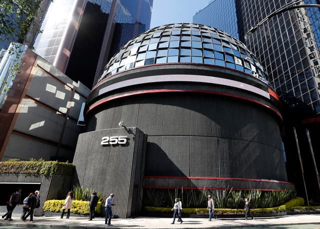 Bolsa mexicana avanza 0.18% y toca 63,714 puntos, en sintonía con los mercados globales