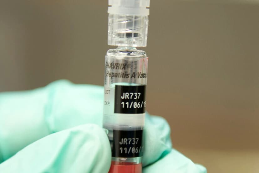 Una enfermera prepara una vacuna contra la hepatitis en una fotografía de archivo. (Robyn Beck/AFP vía Getty Images)