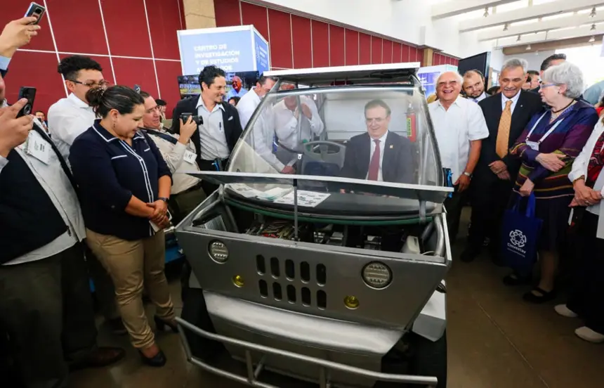 Fotografía cedida por la Secretaría de Economía que muestra al titular Marcelo Ebrard a bordo de un vehículo eléctrico este jueves, en Cuernavaca (EFE/ Secretaría de Economía)