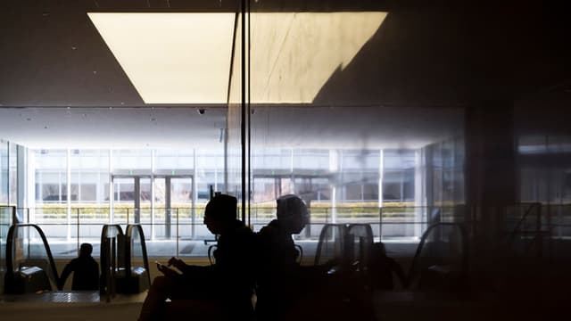 El participante de un concurso internacional de ciberseguridad observa su celular tras un receso, en Tokio, Japón, el 28 de enero de 2017. (Tomohiro Ohsumi/Getty Images)