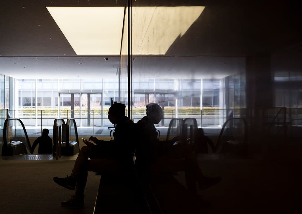 El participante de un concurso internacional de ciberseguridad observa su celular tras un receso, en Tokio, Japón, el 28 de enero de 2017. (Tomohiro Ohsumi/Getty Images)