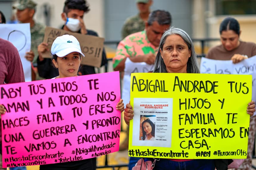 Fotografía de archivo del 10 de enero de 2024 que muestra a familiares de personas desaparecidas durante una manifestación en Acapulco (EFE/ David Guzmán)