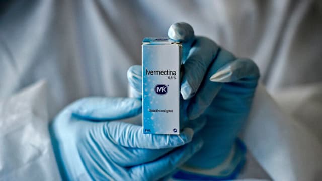 Un trabajador de la salud muestra una caja que contiene un frasco de ivermectina, un medicamento autorizado por el Instituto Nacional de Vigilancia de Medicamentos y Alimentos (INVIMA) para tratar a pacientes con COVID-19 leve, asintomático o sospechoso, como parte de un estudio del Centro de Estudios de Enfermedades Infecciosas Pediátricas, en Cali, Colombia, el 21 de julio de 2020. (LUIS ROBAYO/AFP a través de Getty Images)
