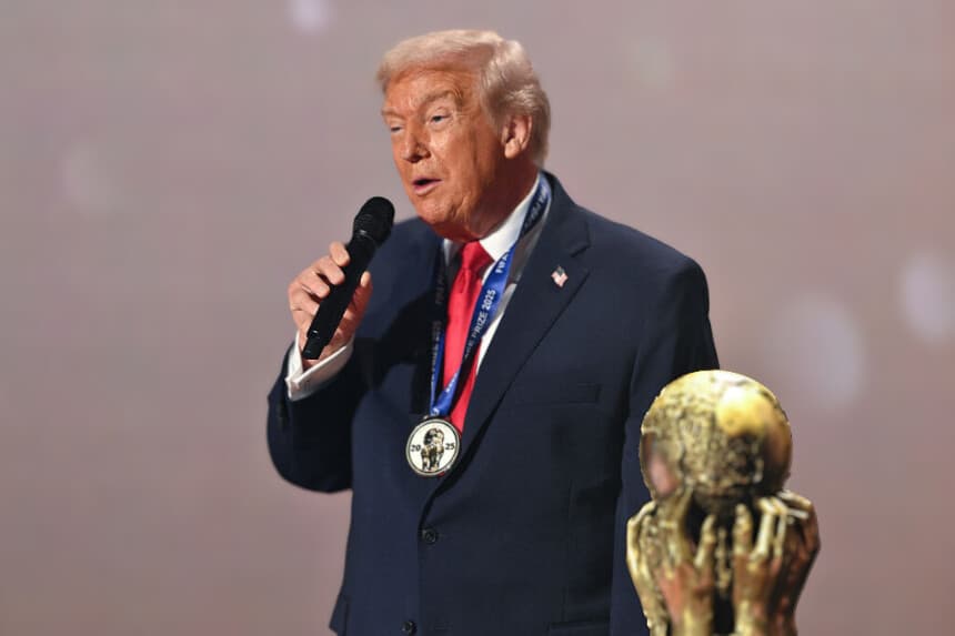 El presidente de Estados Unidos, Donald Trump, pronuncia unas palabras al recibir el Premio de la Paz de la FIFA durante el sorteo de la Copa Mundial de Fútbol de la FIFA 2026, que se celebrará en Estados Unidos, Canadá y México, en el Kennedy Center, en Washington D. C., el 5 de diciembre de 2025. ( Mandel NGAN / POOL / AFP a través de Getty Images)