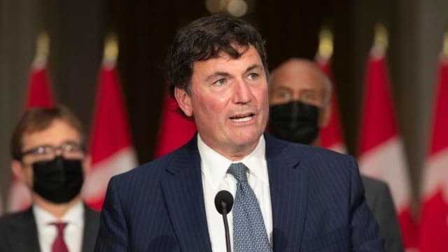 El entonces recién nombrado ministro de Asuntos Intergubernamentales, Infraestructuras y Comunidades, Dominic LeBlanc, habla durante una conferencia de prensa en Ottawa, Canadá, el 26 de octubre de 2021. (LARS HAGBERG/AFP vía Getty Images)