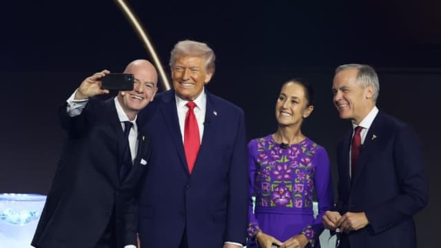 De izquierda a derecha, el presidente de la FIFA, Gianni Infantino; el presidente de Estados Unidos, Donald Trump; la presidenta de México, Claudia Sheinbaum y el primer ministro de Canadá, Mark Carney, posando durante el sorteo del Mundial de Fútbol FIFA 2026 este viernes, en el Kennedy Center de Washington, Estados Unidos. (EFE/ Octavio Guzmán)