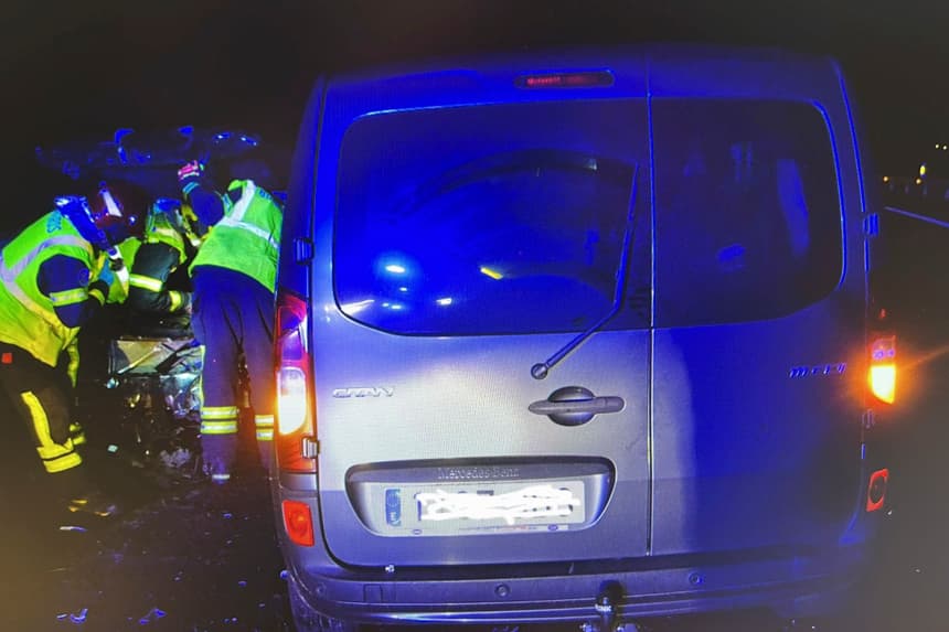 La conductora de un automóvil, de 51 años, ha fallecido esta noche tras una colisión frontal con una furgoneta en Muiños (Ourense), mientras que su marido ha muerto también de un paro cardíaco al recibir la noticia, han informado a EFE este jueves fuentes de la Guardia Civil. (EFE/ Guardia Civil)