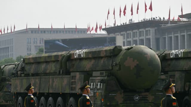 Los misiles balísticos intercontinentales DF-61 se ven durante un desfile militar que conmemora el 80.º aniversario de la victoria sobre Japón y el fin de la Segunda Guerra Mundial, en la plaza de Tiananmen de Beijing, el 3 de septiembre de 2025. (Foto de Greg Baker / AFP) (Foto de GREG BAKER/AFP a través de Getty Images).