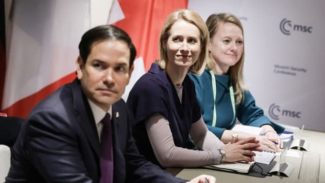 La Alta Representante de la UE para Asuntos Exteriores y Política de Seguridad, Kaja Kallas (centro), y el Secretario de Estado de EE. UU., Marco Rubio (izq.), asisten a una reunión de ministros de Asuntos Exteriores durante la 61.° Conferencia de Seguridad de Múnich (MSC), en Múnich, sur de Alemania, el 15 de febrero de 2025. (RONALD WITTEK/POOL/AFP vía Getty Images)