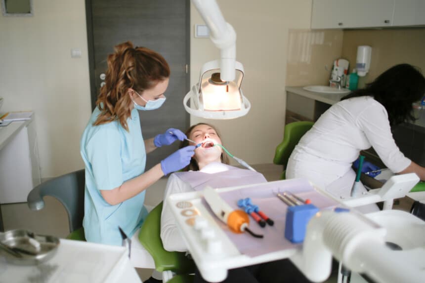 ¿Dejó de acudir a sus limpiezas dentales? Los riesgos ocultos son más graves de lo que cree