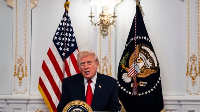 El presidente Donald Trump participa en una llamada con miembros del ejército estadounidense desde su club Mar-a-Lago en Florida el Día de Acción de Gracias, el 27 de noviembre de 2025, en Palm Beach, Florida. (Foto de Pete Marovich/Getty Images)