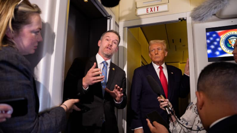 Funcionarios de Trump afirman que aranceles se mantendrán pese al fallo de la Corte Suprema