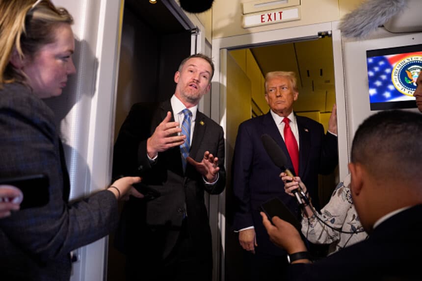 El representante comercial Jamieson Greer y el presidente Donald Trump hablan con los medios de comunicación a bordo del Air Force One el 30 de octubre de 2025 durante el vuelo. (Andrew Harnik/Getty Images).