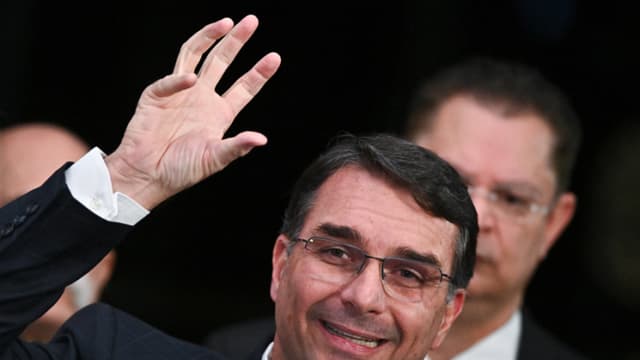 El senador brasileño Flávio Bolsonaro, hijo de expresidente Jair Bolsonaro, hablando durante una rueda de prensa, en Brasilia, Brasil. Flávio Bolsonaro será candidato a la presidencia de Brasil en octubre de 2026, anunció este viernes el presidente del Partido Liberal (PL), Valdemar Costa Neto.( EFE/ Andre Borges ARCHIVO)