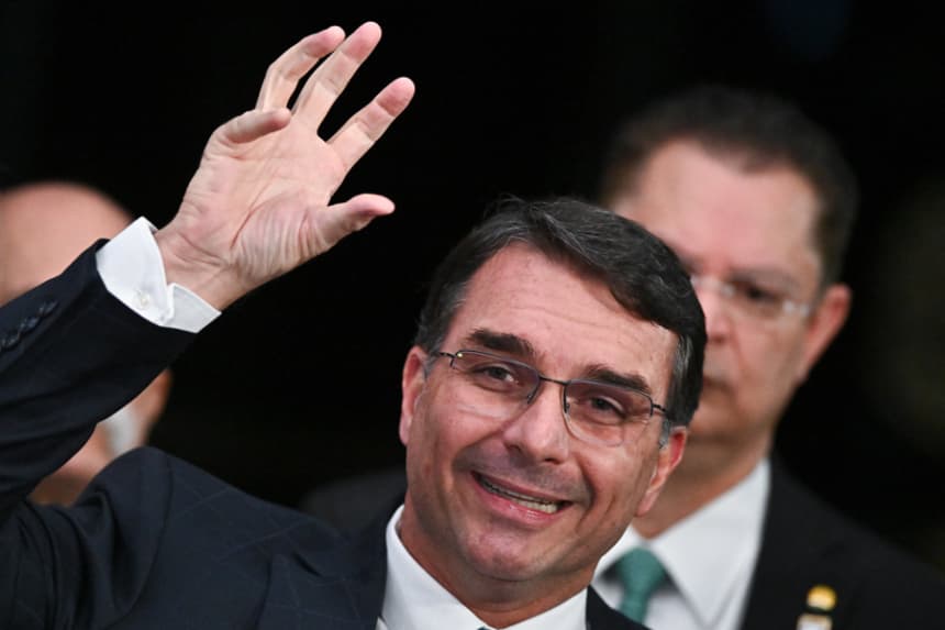 El senador brasileño Flávio Bolsonaro, hijo de expresidente Jair Bolsonaro, hablando durante una rueda de prensa, en Brasilia, Brasil. Flávio Bolsonaro será candidato a la presidencia de Brasil en octubre de 2026, anunció este viernes el presidente del Partido Liberal (PL), Valdemar Costa Neto.( EFE/ Andre Borges ARCHIVO)