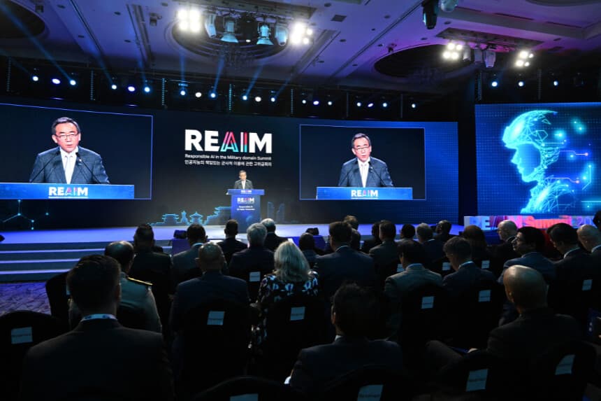 El ministro de Asuntos Exteriores de Corea del Sur, Cho Tae-yul, pronuncia un discurso en la sesión de clausura de la cumbre sobre IA responsable en el ámbito militar (REAIM) celebrada en Seúl el 10 de septiembre de 2024. Son los seres humanos, y no la inteligencia artificial, quienes deben tomar las decisiones clave en lo que respecta al uso de armas nucleares, según acordó el 10 de septiembre una cumbre mundial sobre IA en el ámbito militar en una declaración no vinculante. (Foto de Jung Yeon-je / AFP) (Foto de JUNG YEON-JE/AFP a través de Getty Images).