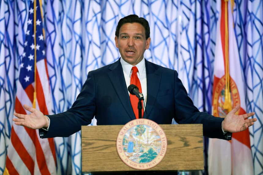 El gobernador Ron DeSantis habla durante una rueda de prensa celebrada en el restaurante Santorini by Georgios el 20 de marzo de 2024 en Miami Beach, Florida. (Foto de Joe Raedle/Getty Images).