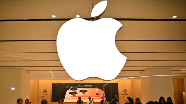 Los empleados de Apple dan la bienvenida a los clientes al nuevo iPhone 17 en Apple Hebbal, en Bangalore, el 19 de septiembre de 2025. (IDREES MOHAMMED/AFP vía Getty Images)