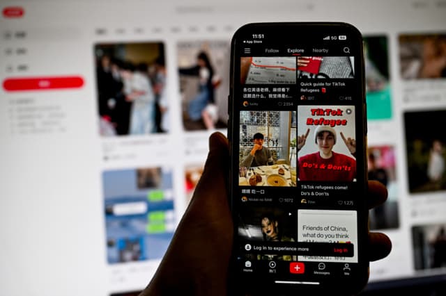 Esta fotografía tomada en París el 15 de enero de 2025 muestra la aplicación móvil Xiaohongshu (RedNote), de propiedad china. ANNA KURTH/AFP via Getty Images)