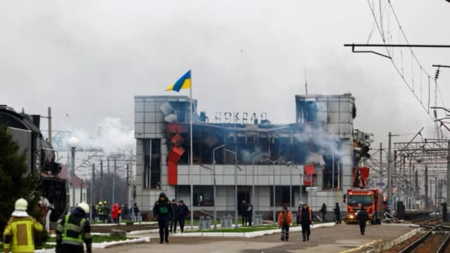 Empleados de emergencia trabajan en el lugar de una estación de tren que fue alcanzada durante los ataques nocturnos con misiles y drones rusos en la ciudad de Fastiv, en medio de la ofensiva de Rusia contra Ucrania, en la región de Kyiv, el 6 de diciembre de 2025. (Valentyn Ogirenko/Reuters)