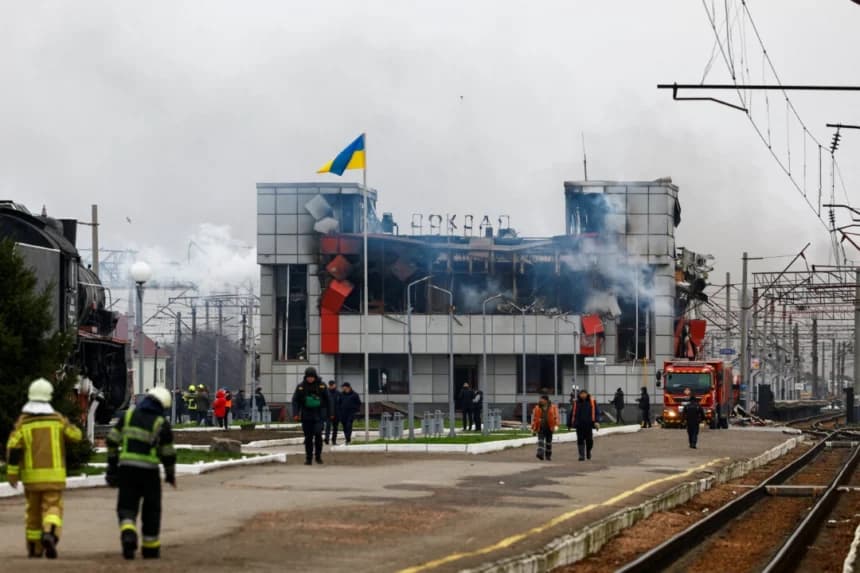 Empleados de emergencia trabajan en el lugar de una estación de tren que fue alcanzada durante los ataques nocturnos con misiles y drones rusos en la ciudad de Fastiv, en medio de la ofensiva de Rusia contra Ucrania, en la región de Kyiv, el 6 de diciembre de 2025. (Valentyn Ogirenko/Reuters)