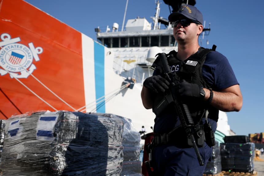 Imagen ilustrativa. Un miembro de la tripulación de la Guardia Costera de EE. UU. vigila entre paquetes de cocaína y marihuana descargados del guardacostas Stone en Port Everglades el 20 de marzo de 2025 en Port Everglades, Florida. (Joe Raedle/Getty Images)