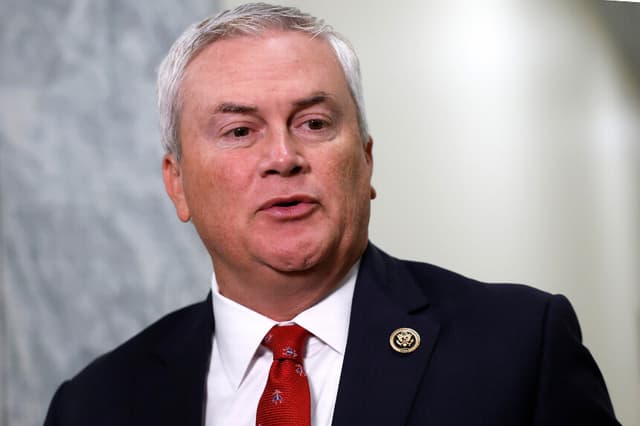 El presidente del Comité de Supervisión de la Cámara de Representantes, el representante James Comer (R-KY), en el edificio Rayburn House Office Building, el 24 de julio de 2025, en Washington D. C. (Kevin Dietsch/Getty Images)