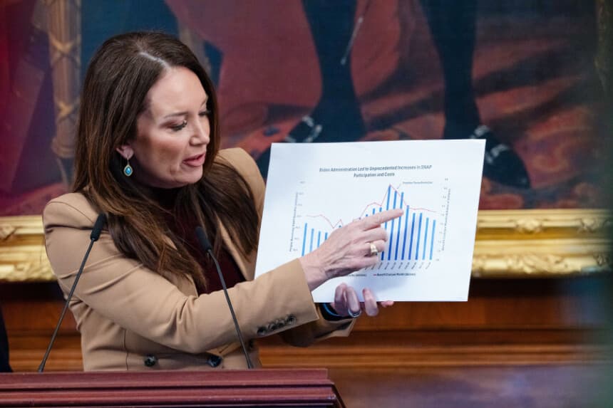 La secretaria de Agricultura, Brooke Rollins, habla en una rueda de prensa durante el 31.º día del cierre del Gobierno en Washington, el 31 de octubre de 2025. Madalina Kilroy/The Epoch Times