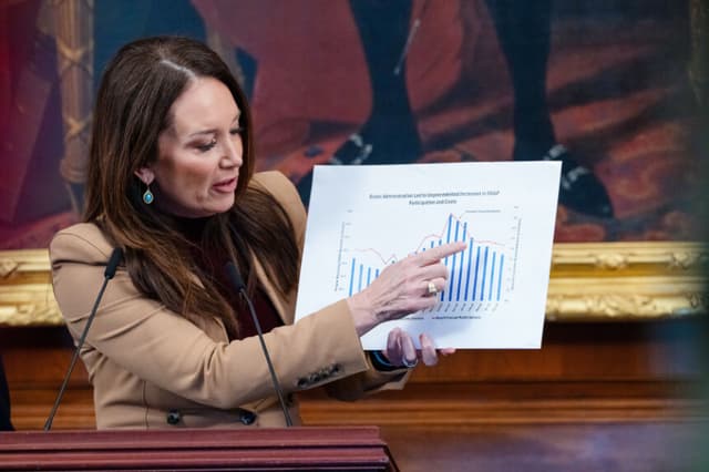 La secretaria de Agricultura, Brooke Rollins, habla en una rueda de prensa durante el 31.º día del cierre del Gobierno en Washington, el 31 de octubre de 2025. Madalina Kilroy/The Epoch Times