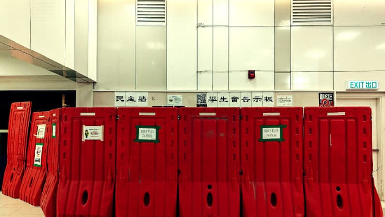 Universidad hongkonesa cierra tablón de anuncios tras carteles en memoria de las víctimas del incendio
