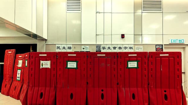 Universidad hongkonesa cierra tablón de anuncios tras carteles en memoria de las víctimas del incendio