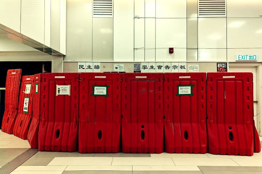 Vista general de las barricadas frente al tablón de anuncios gestionado por el sindicato de estudiantes, apodado "muro de la democracia", en la Universidad Bautista de Hong Kong, el 3 de diciembre de 2025. Una universidad de Hong Kong ordenó al sindicato de estudiantes cerrar el tablón de anuncios después de que se publicara un mensaje en el campus expresando sus condolencias e instando a que se hiciera justicia para las víctimas de un grave incendio, según una carta compartida públicamente el 5 de diciembre. En el tablón de anuncios se podía ver un mensaje expresando condolencias e instando a que se hiciera justicia para las víctimas del mortal incendio de Wang Fuk Court antes de que fuera bloqueado. (Holmes CHAN / AFP a través de Getty Images)