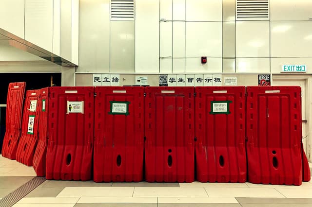 Universidad hongkonesa cierra tablón de anuncios tras carteles en memoria de las víctimas del incendio